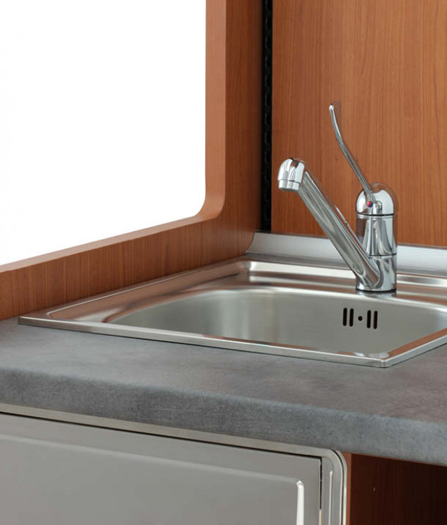 Particolare piano postformato grigio con lavello in acciaio INOX Particolare piano postformato grigio con lavello in acciaio INOX